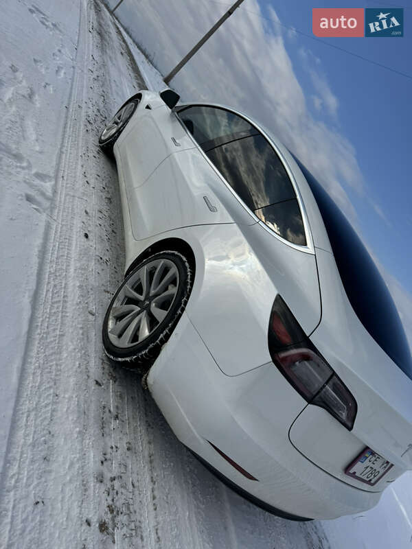 Седан Tesla Model 3 2019 в Чернівцях