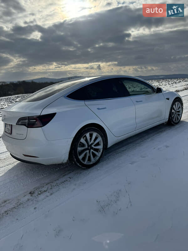 Седан Tesla Model 3 2019 в Чернівцях