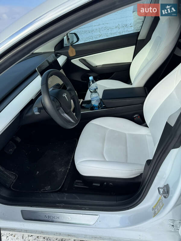 Седан Tesla Model 3 2019 в Чернівцях