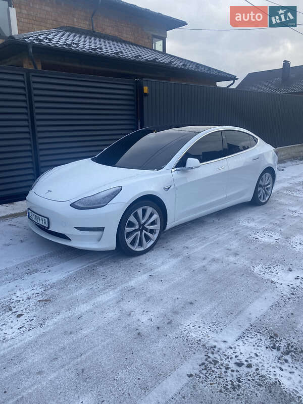 Седан Tesla Model 3 2019 в Чернівцях
