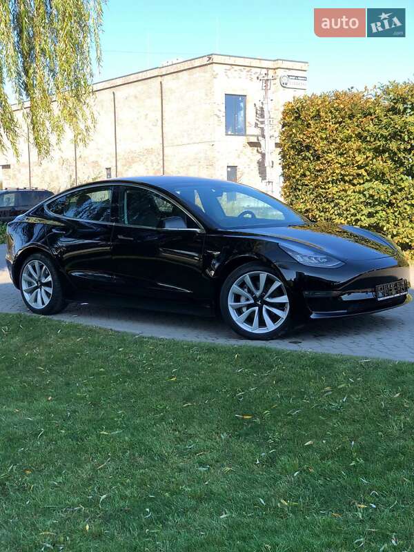 Седан Tesla Model 3 2018 в Львове