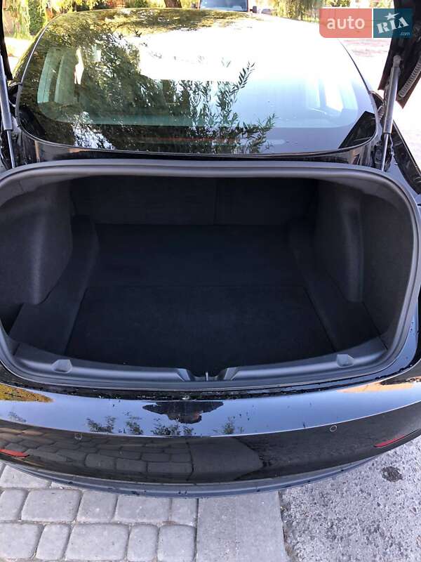 Седан Tesla Model 3 2018 в Львове