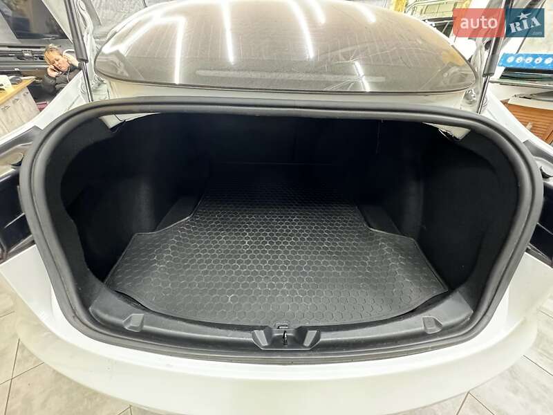 Седан Tesla Model 3 2018 в Дніпрі