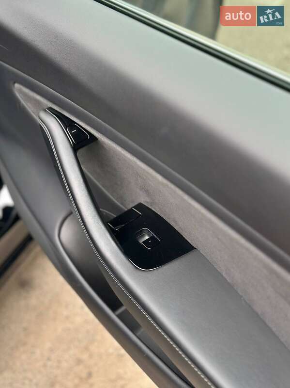 Седан Tesla Model 3 2019 в Сумах
