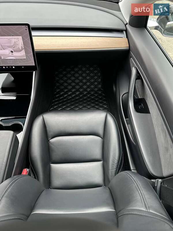 Седан Tesla Model 3 2019 в Сумах