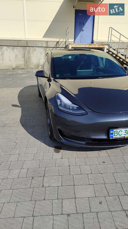 Седан Tesla Model 3 2018 в Львове