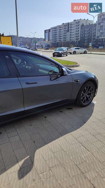 Седан Tesla Model 3 2018 в Львове
