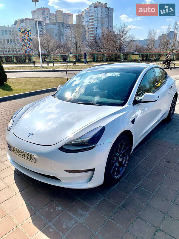 Седан Tesla Model 3 2022 в Черкасах