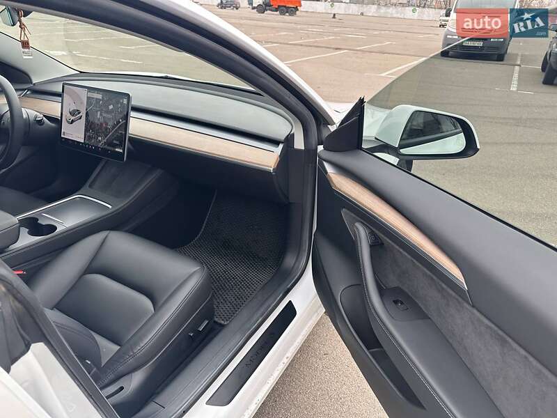 Седан Tesla Model 3 2021 в Києві