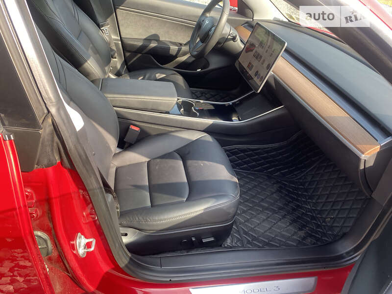 Седан Tesla Model 3 2020 в Черновцах