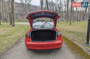 Седан Tesla Model 3 2022 в 