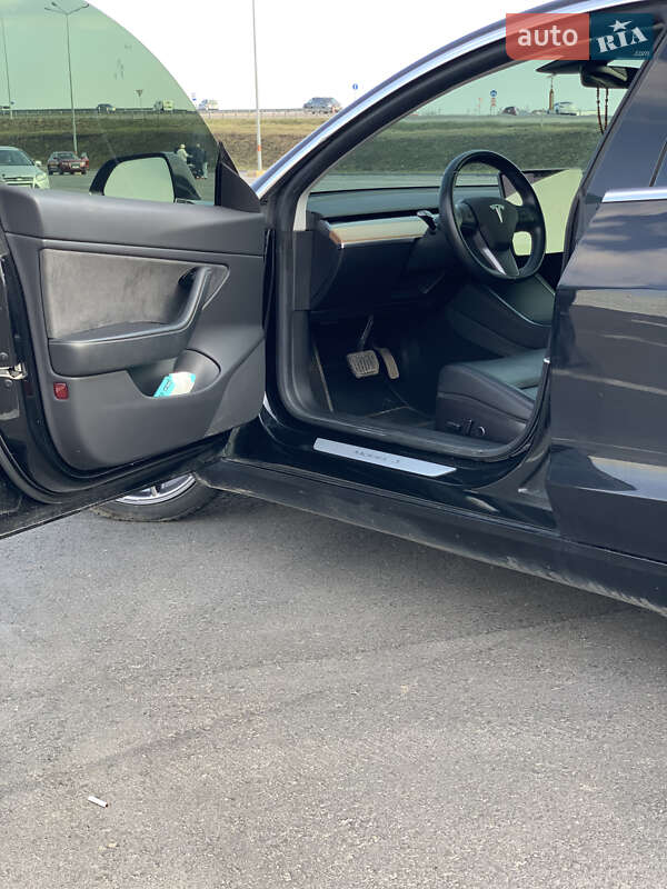 Седан Tesla Model 3 2019 в Львове