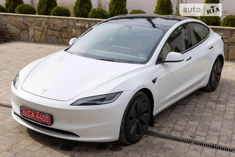 Седан Tesla Model 3 2024 в Львове