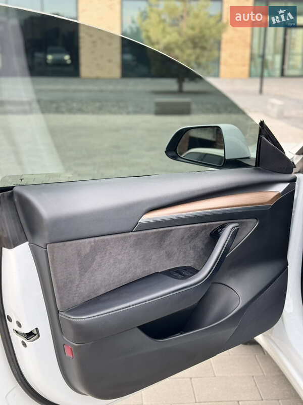 Седан Tesla Model 3 2022 в Хмельницком