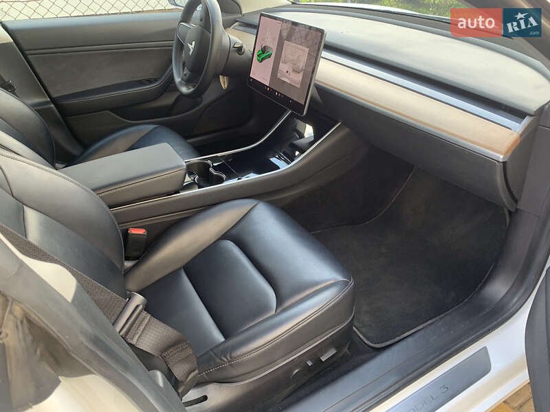 Седан Tesla Model 3 2019 в Львові