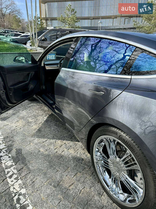 Седан Tesla Model 3 2019 в Одесі