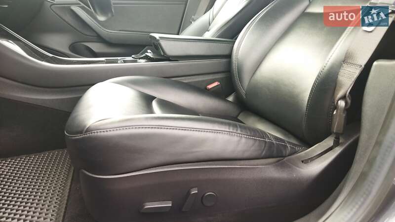 Седан Tesla Model 3 2018 в Староконстантинове