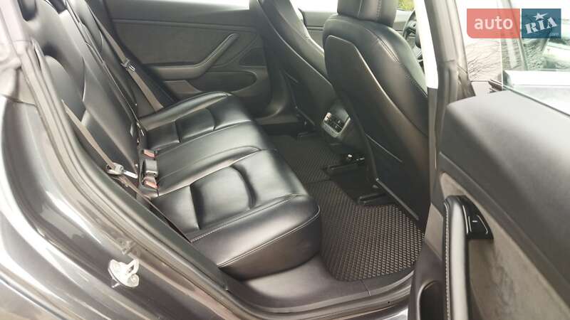 Седан Tesla Model 3 2018 в Староконстантинове