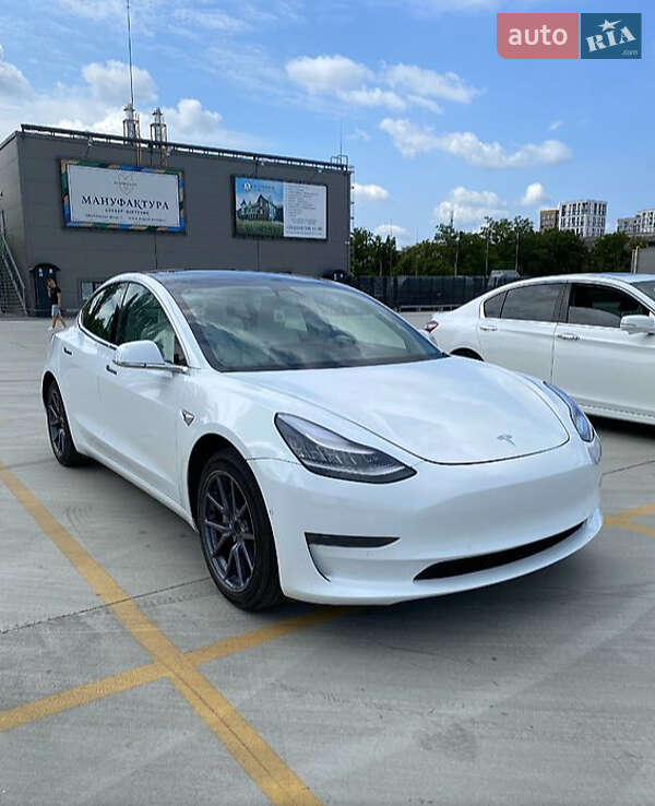 Седан Tesla Model 3 2020 в Львове