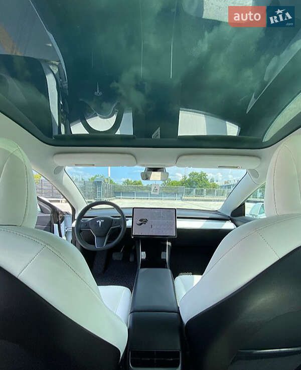 Седан Tesla Model 3 2020 в Львове