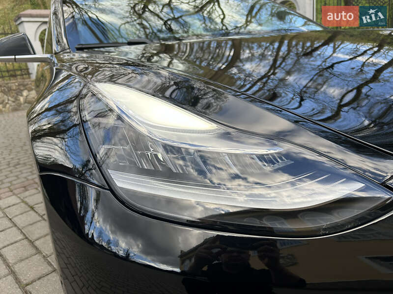 Седан Tesla Model 3 2018 в Львове