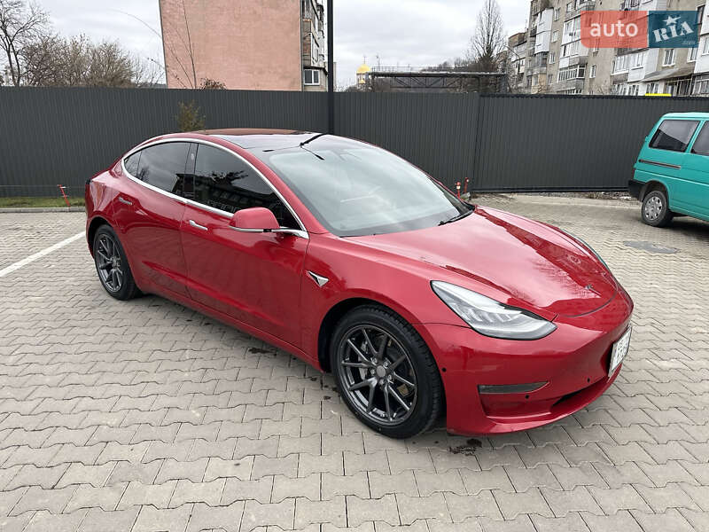Седан Tesla Model 3 2018 в Черновцах
