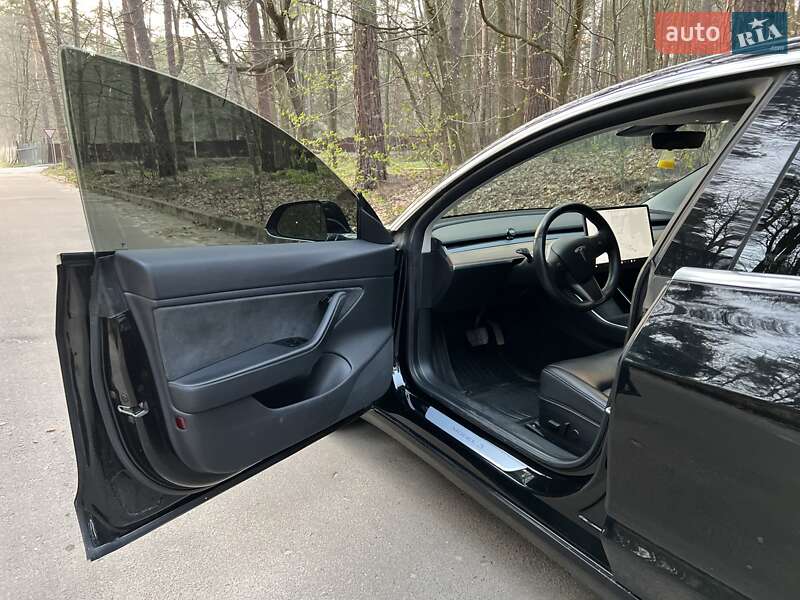 Седан Tesla Model 3 2019 в Львові