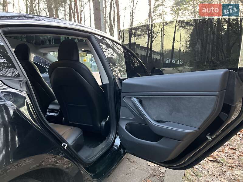 Седан Tesla Model 3 2019 в Львові