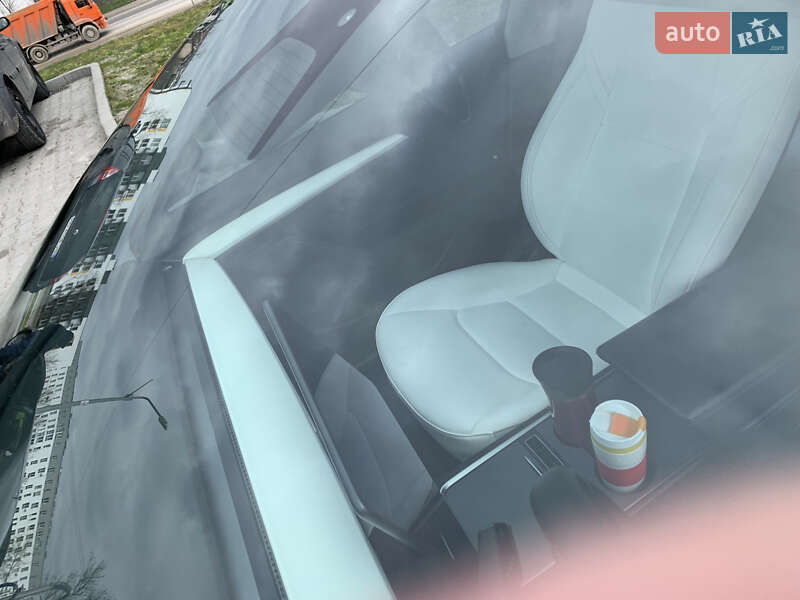 Седан Tesla Model 3 2021 в Львові