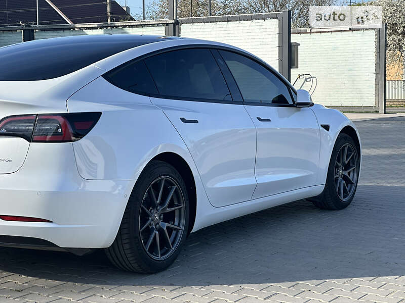 Седан Tesla Model 3 2021 в Снятине