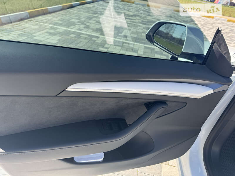 Седан Tesla Model 3 2022 в Киеве