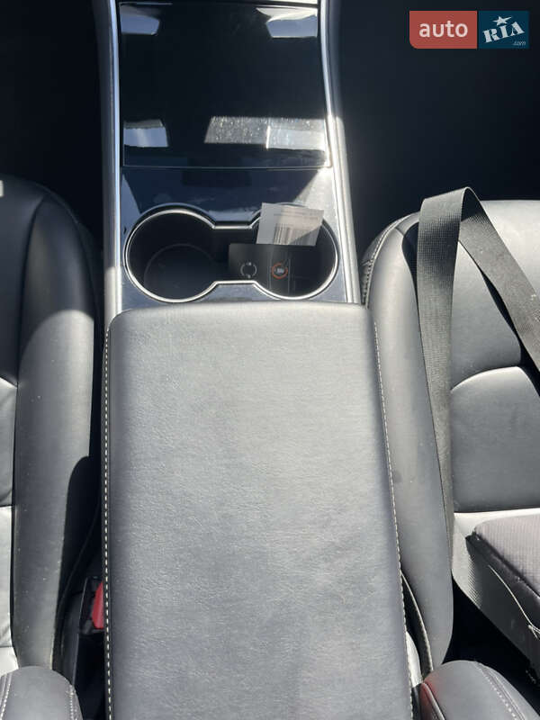 Седан Tesla Model 3 2018 в Львові