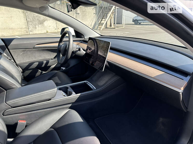 Седан Tesla Model 3 2021 в Вишневом