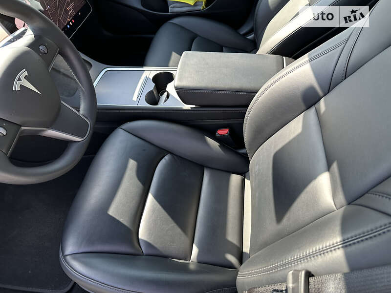 Седан Tesla Model 3 2021 в Вишневом