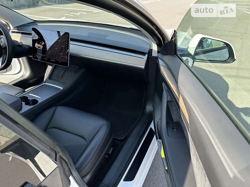 Седан Tesla Model 3 2021 в Вишневом