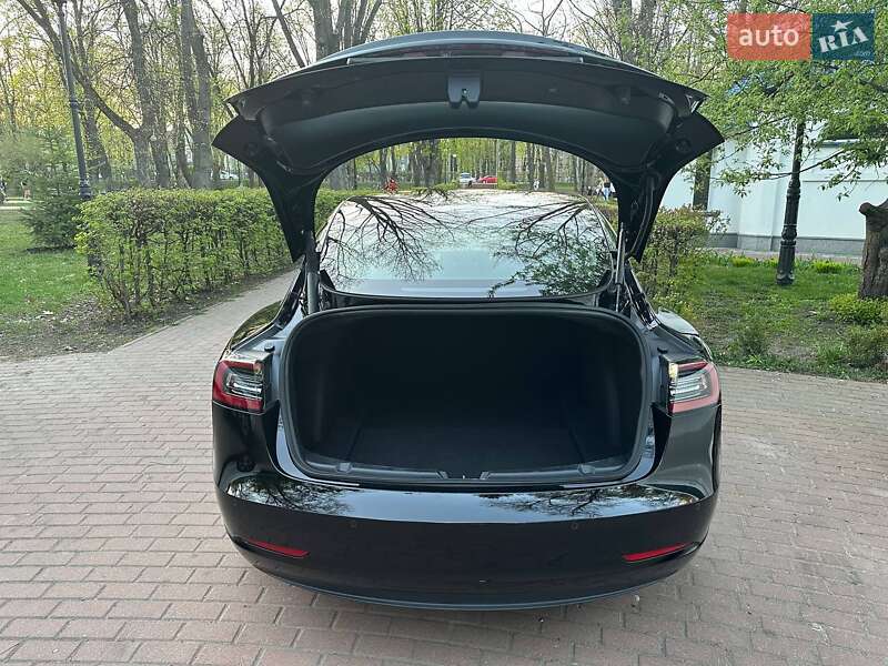 Седан Tesla Model 3 2022 в Києві