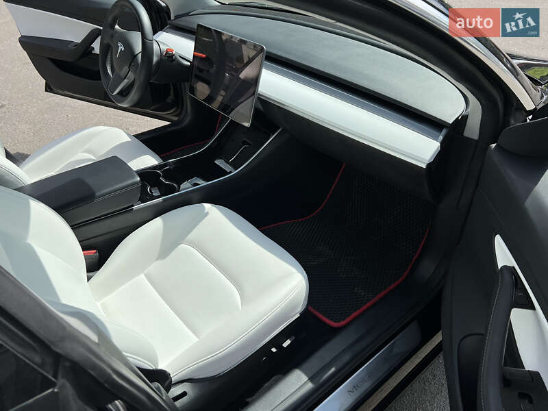 Седан Tesla Model 3 2019 в Киеве