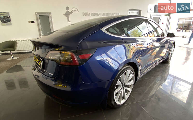 Седан Tesla Model 3 2018 в Шептицькому