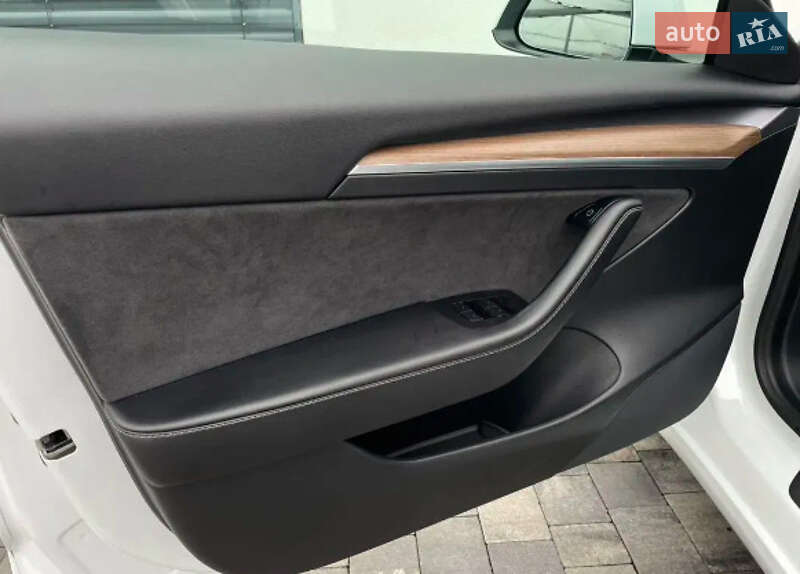 Седан Tesla Model 3 2021 в Києві