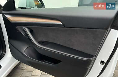 Седан Tesla Model 3 2021 в 