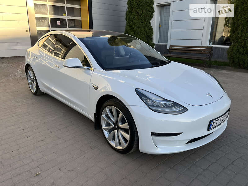 Седан Tesla Model 3 2018 в Івано-Франківську