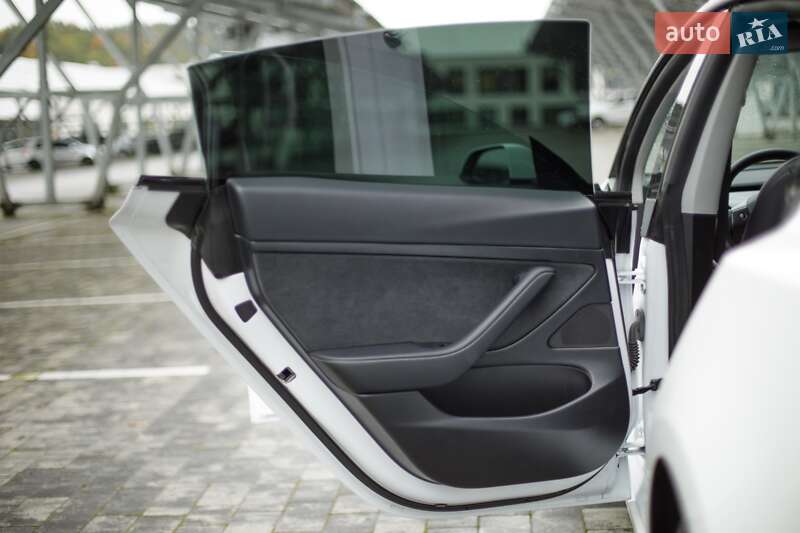 Седан Tesla Model 3 2021 в Львове
