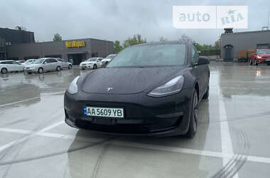 Седан Tesla Model 3 2021 в Киеве