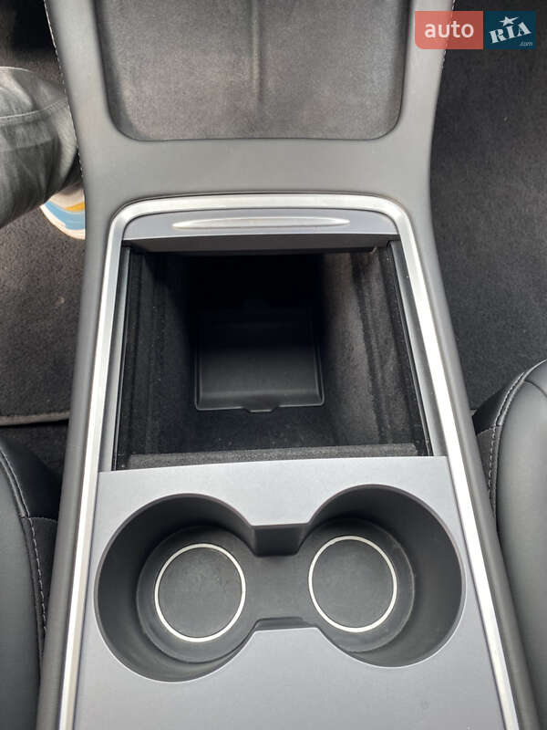 Седан Tesla Model 3 2022 в Ромнах