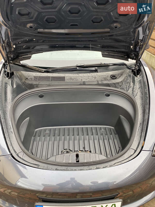 Седан Tesla Model 3 2022 в Ромнах