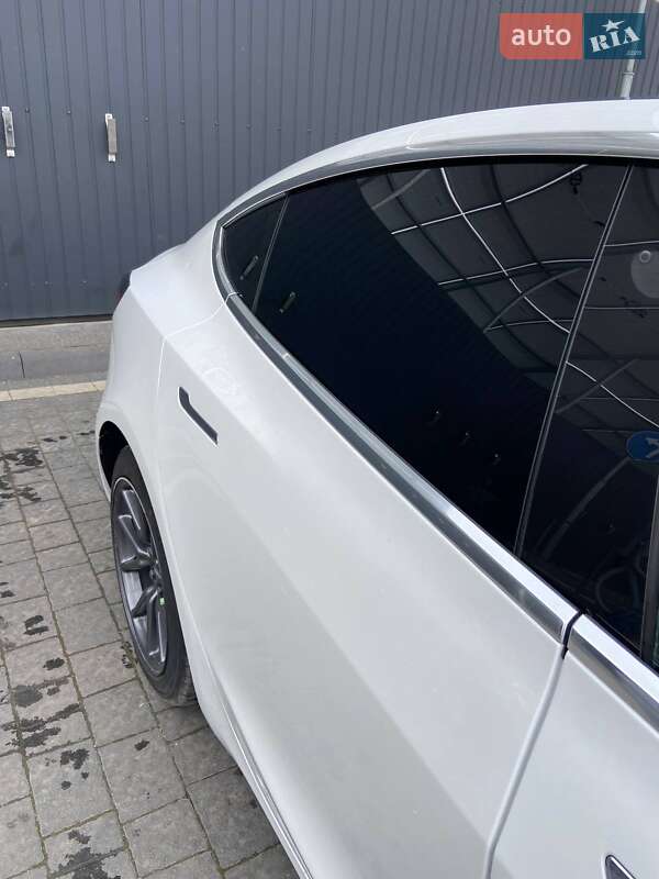Седан Tesla Model 3 2019 в Самборі