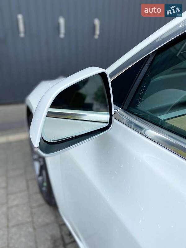Седан Tesla Model 3 2019 в Самборі