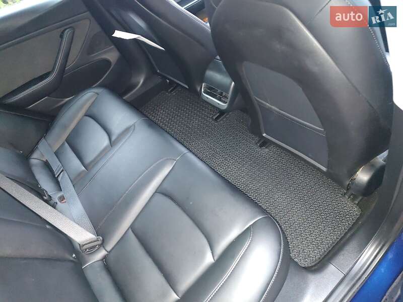 Седан Tesla Model 3 2018 в Львові