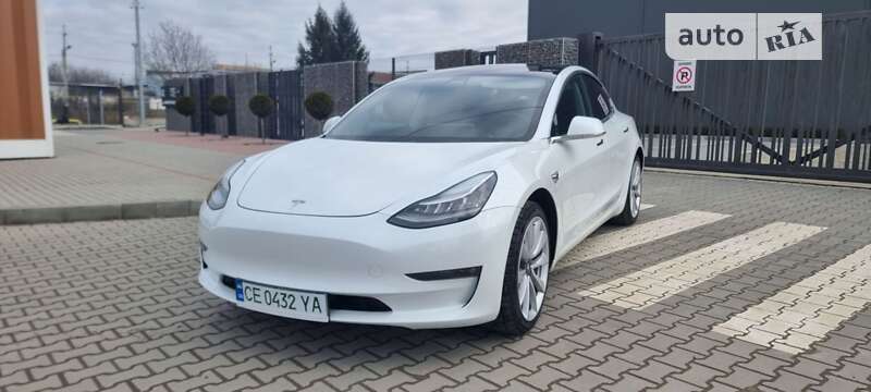 Седан Tesla Model 3 2020 в Чернівцях