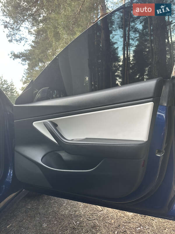 Седан Tesla Model 3 2020 в Києві